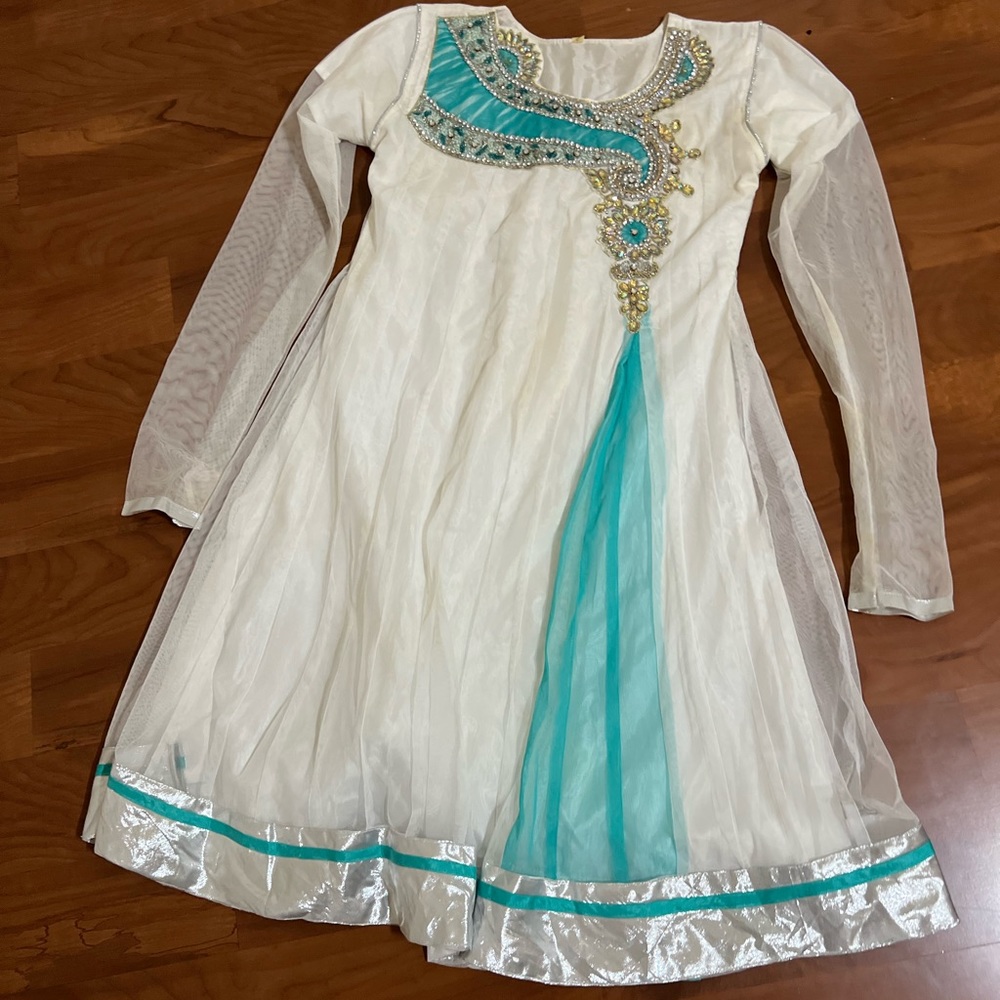 Indian Anarkali dress size girl either women age 17 to any age old.